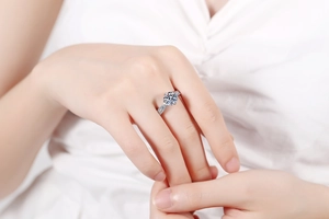 Detail eines 2-Karat-Moissanit-Silberrings mit Sechs-Krallen-Fassung an der Hand