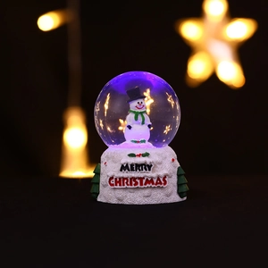 Boule à neige de Noël lumineuse avec bonhomme de neige et texte Merry Christmas au socle