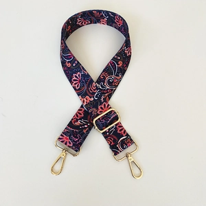 Dettaglio tracolla in tela paisley da 3,8 cm con moschettoni in metallo dorato