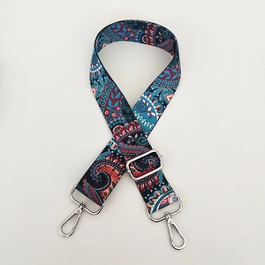 Dettaglio della tracolla blu navy con motivo paisley e ganci girevoli in metallo