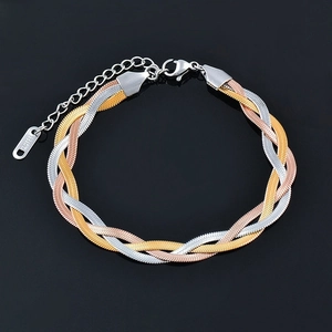 Dettaglio della catena a serpente intrecciata a tre colori in acciaio inox con chiusura