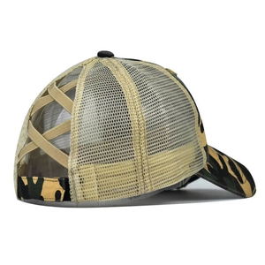 Vue détaillée de la casquette camouflage délavée avec filet et sangles croisées à l'arrière