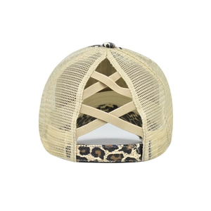 Détail de la casquette beige en mesh avec bandes élastiques croisées et lanière imprimé léopard