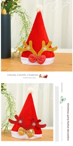 Vue détaillée de bonnets de Noël rouges avec bois de renne scintillants et nœuds