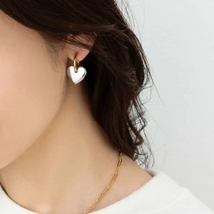 Stylish gold and silver contrast heart hoop earrings and paperclip chain necklace for women