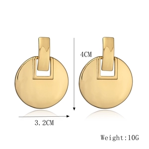 Detailed view of 18K gold chunky geometric hoop earrings with 4cm height and weight specs