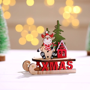 Weihnachtliche Holzschlitten-Dekoration mit Rentier und XMAS-Schriftzug für den Tisch