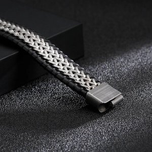 Herrenarmband aus Titanstahl mit geflochtener Kette und mattem Magnetverschluss in Schwarz