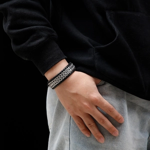 Herren Armband aus geflochtenem Leder und Stahlkette mit Magnetverschluss am Handgelenk