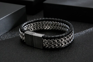 Nahaufnahme des geflochtenen Titanstahl-Armbands für Herren mit Magnetverschluss