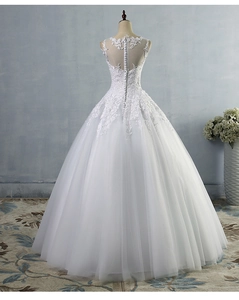 Vista posteriore dell'abito da sposa bianco con pizzo floreale e bottoni in perle