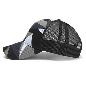 Detail der atmungsaktiven Netzrückseite und geometrischen Patchwork-Musters der Trucker-Cap