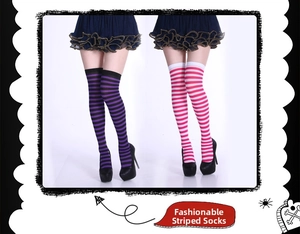 Détail de chaussettes hautes à rayures violettes, noires et rose-blanc pour fêtes