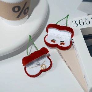 Joyeros de terciopelo con forma de cereza roja con pendientes y collar de corazón