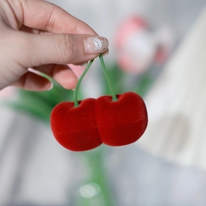 Joyero de terciopelo con forma de cereza roja para collares y pendientes fondo floral