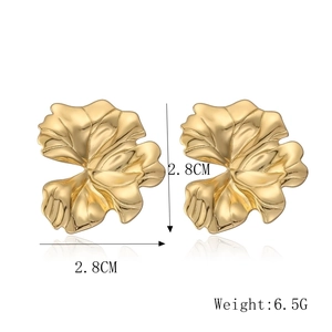 Detail view of gold flower earrings with size 2.8cm and weight 6.5g specifications