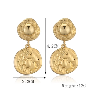 Detailed size view of 18K gold plated vintage earrings measuring 4.2CM in height