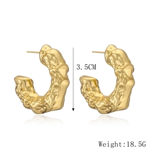 Detail view of 18K gold heart earrings with dimensions 3.5cm and weight 18.5g