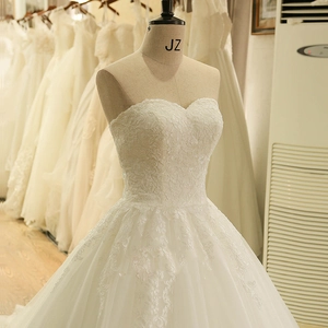 Elegante abito da sposa bianco a cuore con pizzo floreale e lungo strascico in tulle