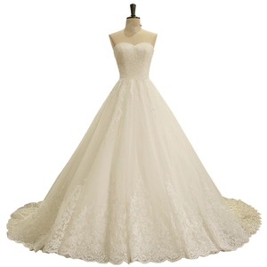 Elegante abito da sposa avorio senza spalline con pizzo e un lungo strascico in tulle