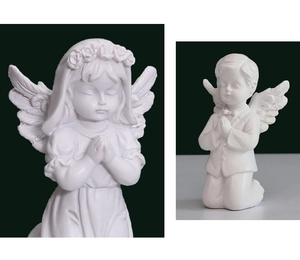 Detail van witte hars engelbeeldjes met biddend meisje en jongen met matte afwerking