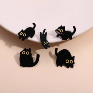 Set de cinco bonitos broches de gato en esmalte negro con ojos amarillos en varias poses
