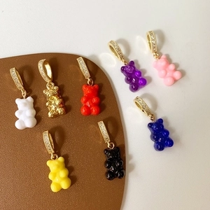 Collana con ciondolo a orso in otto colori con perle d'acqua dolce e dettagli in cristallo