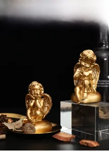 Détail de figurines d'anges dorés nordiques avec finition mate et textures d'ailes