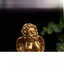Détail d'une statuette d'ange dorée avec texture métallique et ailes finement sculptées