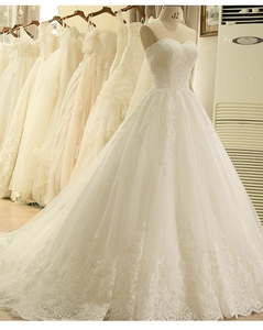Dettaglio dell'abito da sposa a trapezio con ricami in pizzo e strati di tulle fine
