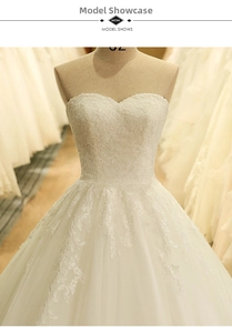 Dettaglio dello scollo a cuore dell'abito da sposa con pizzo floreale 3D