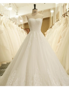Dettaglio dell'abito da sposa a cuore con pizzo intricato e strati di organza leggera