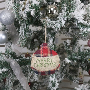 Détail d'une décoration de Noël en toile de jute avec motif à carreaux sur sapin