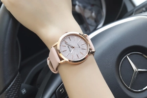 Detailansicht einer Damenquarzuhr mit Sternenhimmel-Zifferblatt und Lederarmband
