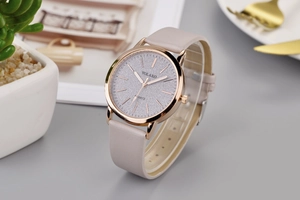 Detailansicht der Damen-Quarzuhr mit elegantem Sternenhimmel-Zifferblatt und Lederarmband