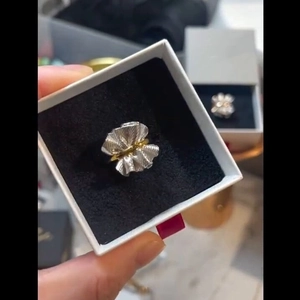 Anello aperto in argento S925 con texture a pieghe irregolari bicolore argento e oro