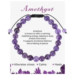 Detail eines Amethyst-Perlenarmbands mit verstellbarem schwarzem Seil auf einer Karte