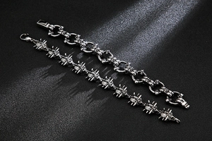 Détails macro de bracelets tête de mort gothiques en acier inoxydable vieilli