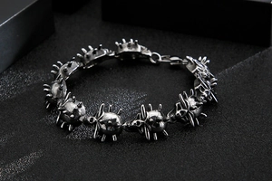 Détails du bracelet gothique en acier inoxydable avec têtes de mort et pointes sombres