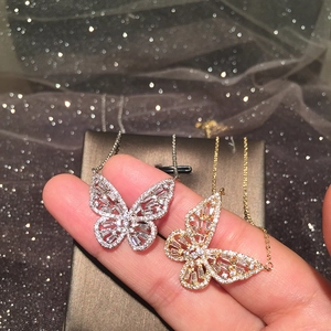 Elegante collana a farfalla traforata con zirconi in finiture oro e argento