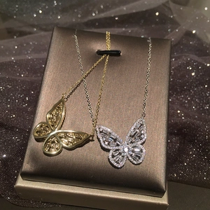 Elegante collana con pendente a farfalla traforata con pietre di zircone cubico