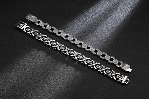 Détails macro de crânes argentés rétro et de motifs totem sur bracelets punk pour hommes