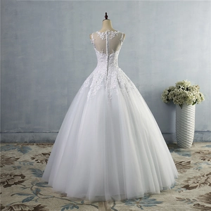 Vista posteriore dell'abito da sposa a trapezio in pizzo bianco con rete trasparente