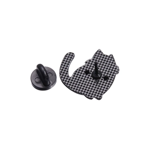 Vista trasera del pin de gato negro con textura de panal y cierre de goma resistente