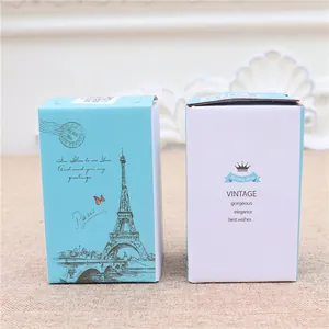 Boîtes cadeaux rectangulaires avec motifs Tour Eiffel et couronne vintage sur fond de lin beige