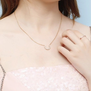 Fashion C-shaped horseshoe necklace set with sparkling crystals on elegant model