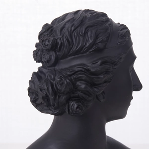 Vista laterale macro di un busto in resina nero opaco per gioielli con dettagli curati