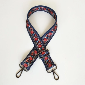 Dettaglio tracolla ricamata blu navy da 3,8 cm con ganci in metallo nichel scuro