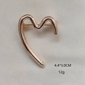 Detailansicht der minimalistischen Brosche in Roségold Herzform, Größe 4,4x3,0cm und 12g