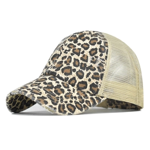 Détail de casquette léopard avec maille respirante beige à l'arrière et visière